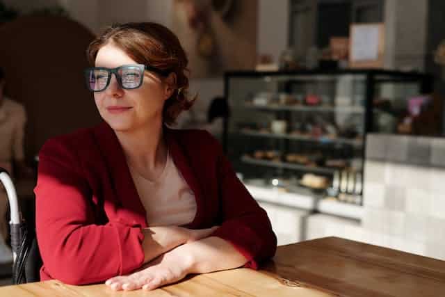 A woman at her desk, thinking of International Day of Persons with Disabilities 2023